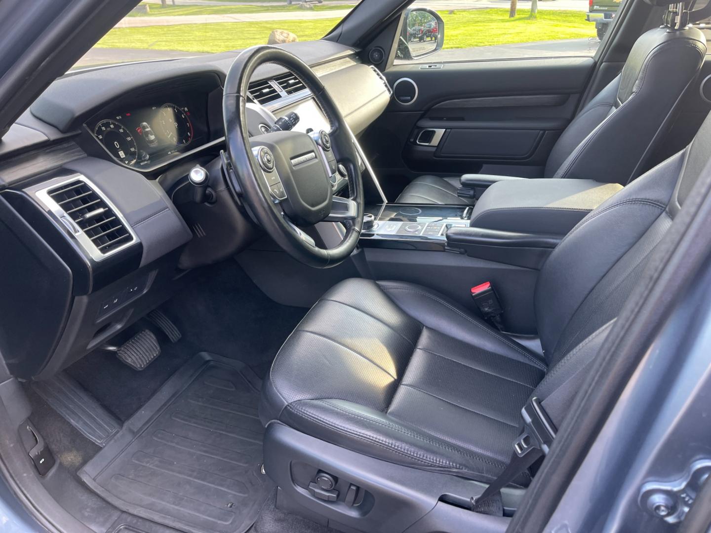 2018 Blue /Black Land Rover Discovery HSE (SALRR2RV5JA) with an 3.0L V6 DOHC 24V Supercharged engine, 8A transmission, located at 11115 Chardon Rd. , Chardon, OH, 44024, (440) 214-9705, 41.580246, -81.241943 - This 2018 Land Rover Discovery HSE is a luxurious and capable SUV that offers a blend of comfort, technology, and off-road prowess. With its 3.0L supercharged V6 engine, it produces 340 horsepower and is paired with an 8-speed automatic transmission. The interior features premium leather upholstery, - Photo#17